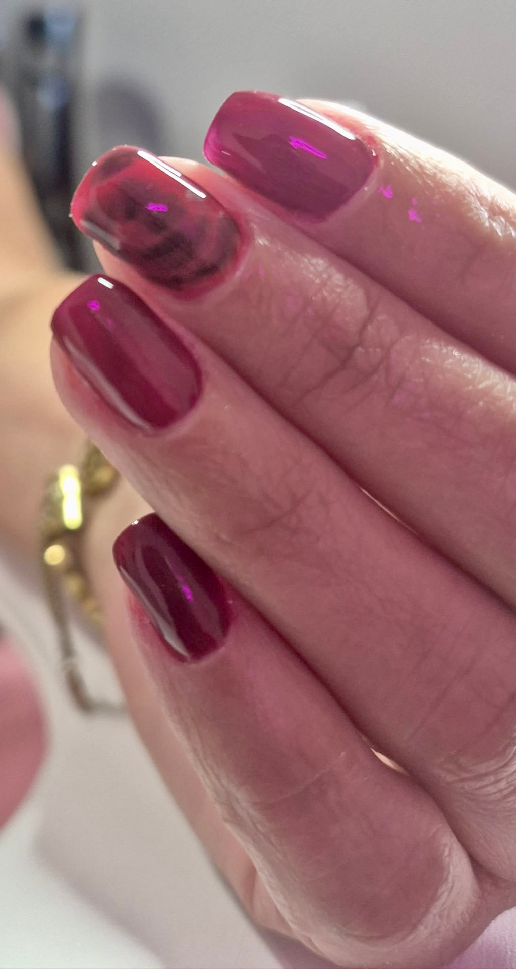 Uñas color magenta con efecto mármol