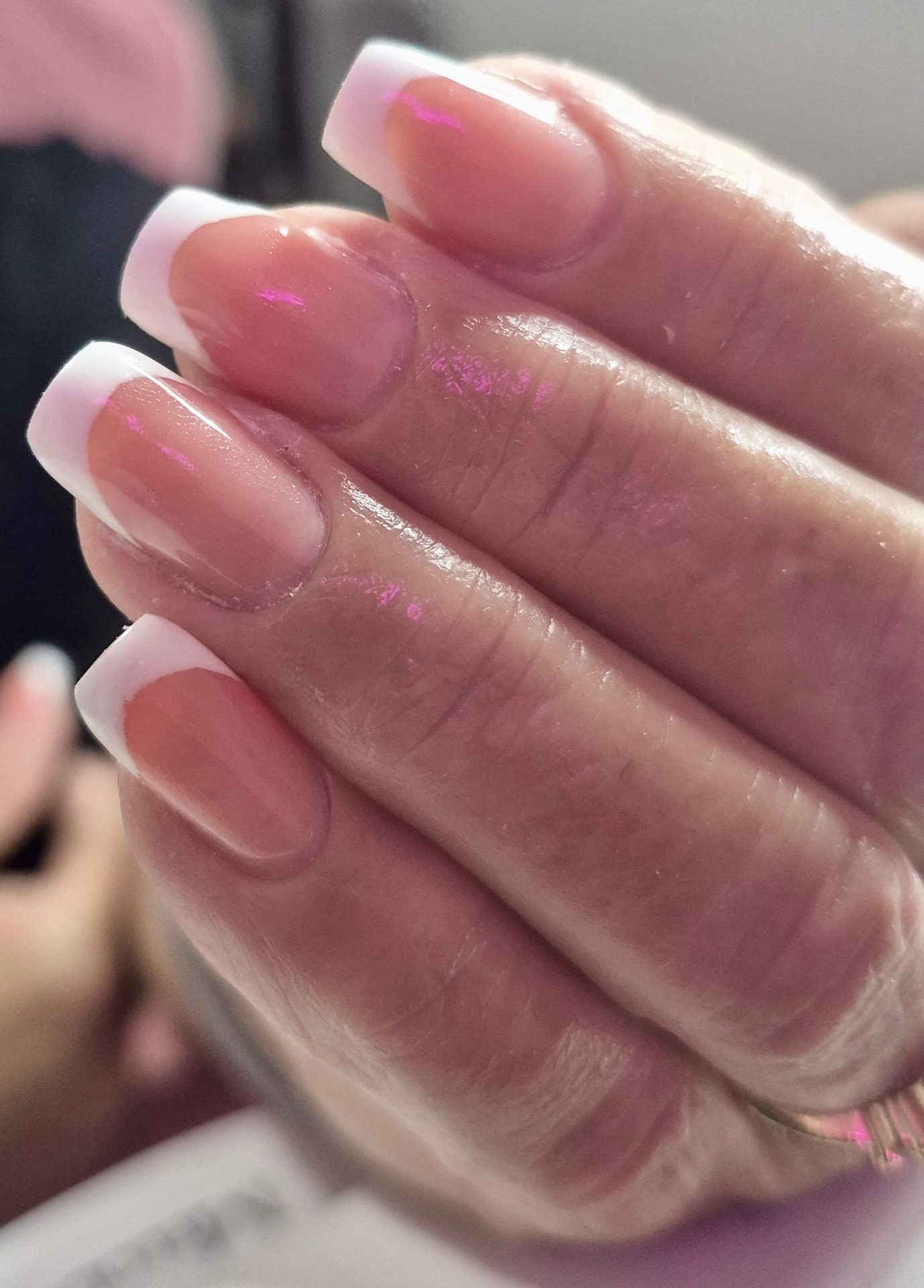 Francés clásico blanco en uñas largas