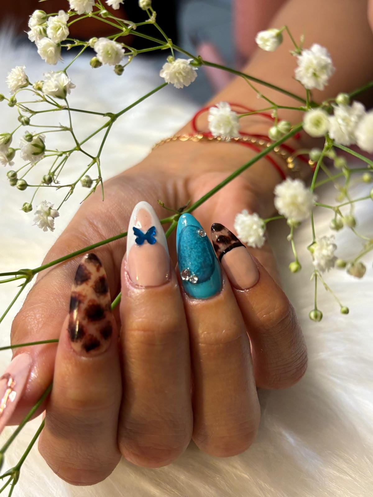 Diseño con mariposa 3D y animal print