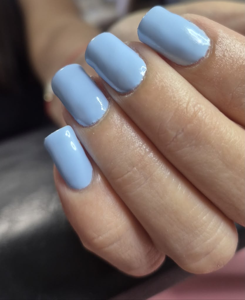 Manicura azul cielo brillante en uñas cuadradas