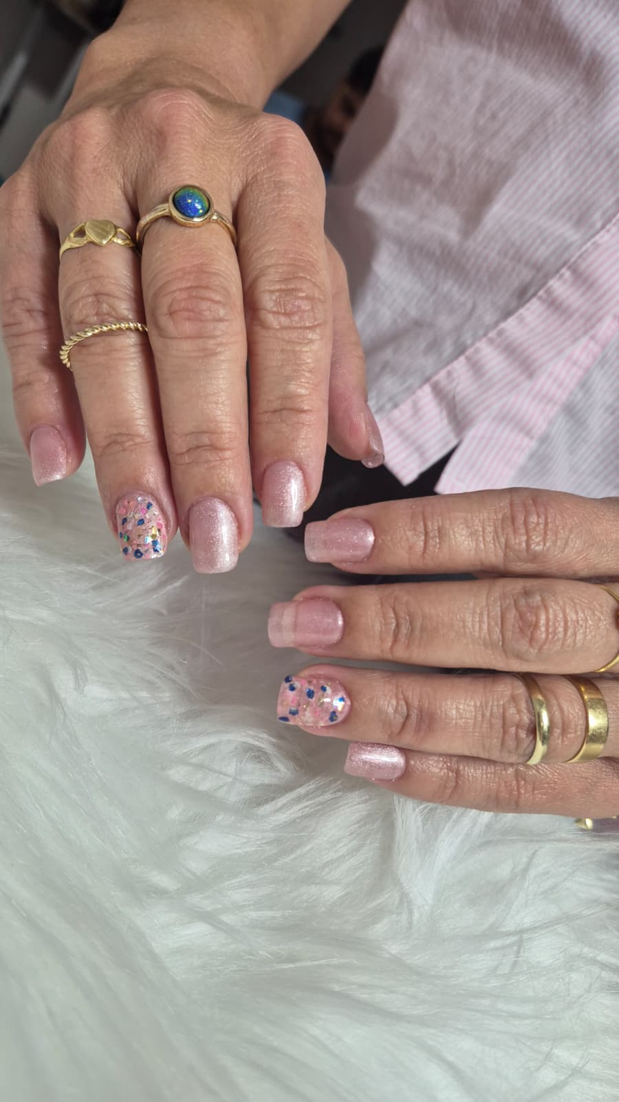 Manicura rosa con glitter suave