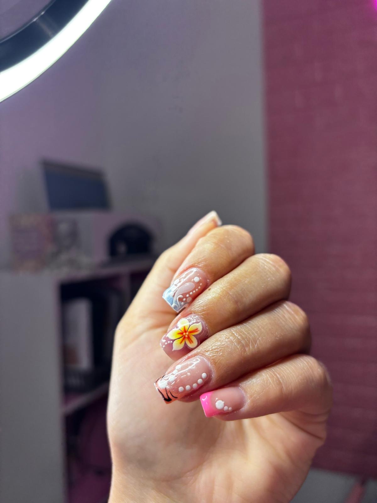Arte floral pintado a mano con detalles en 3D
