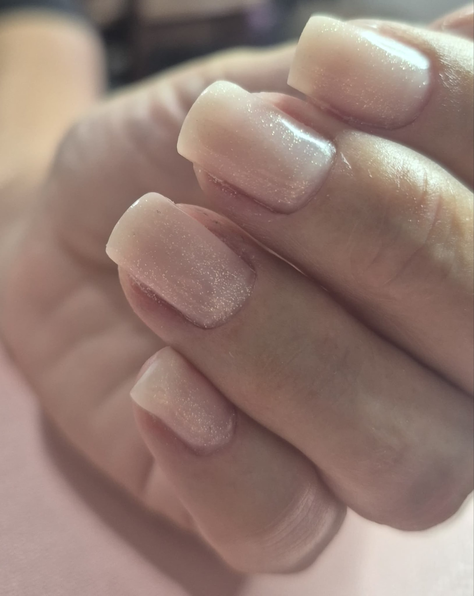 Manicura nude con acabado perlado y shimmer sutil