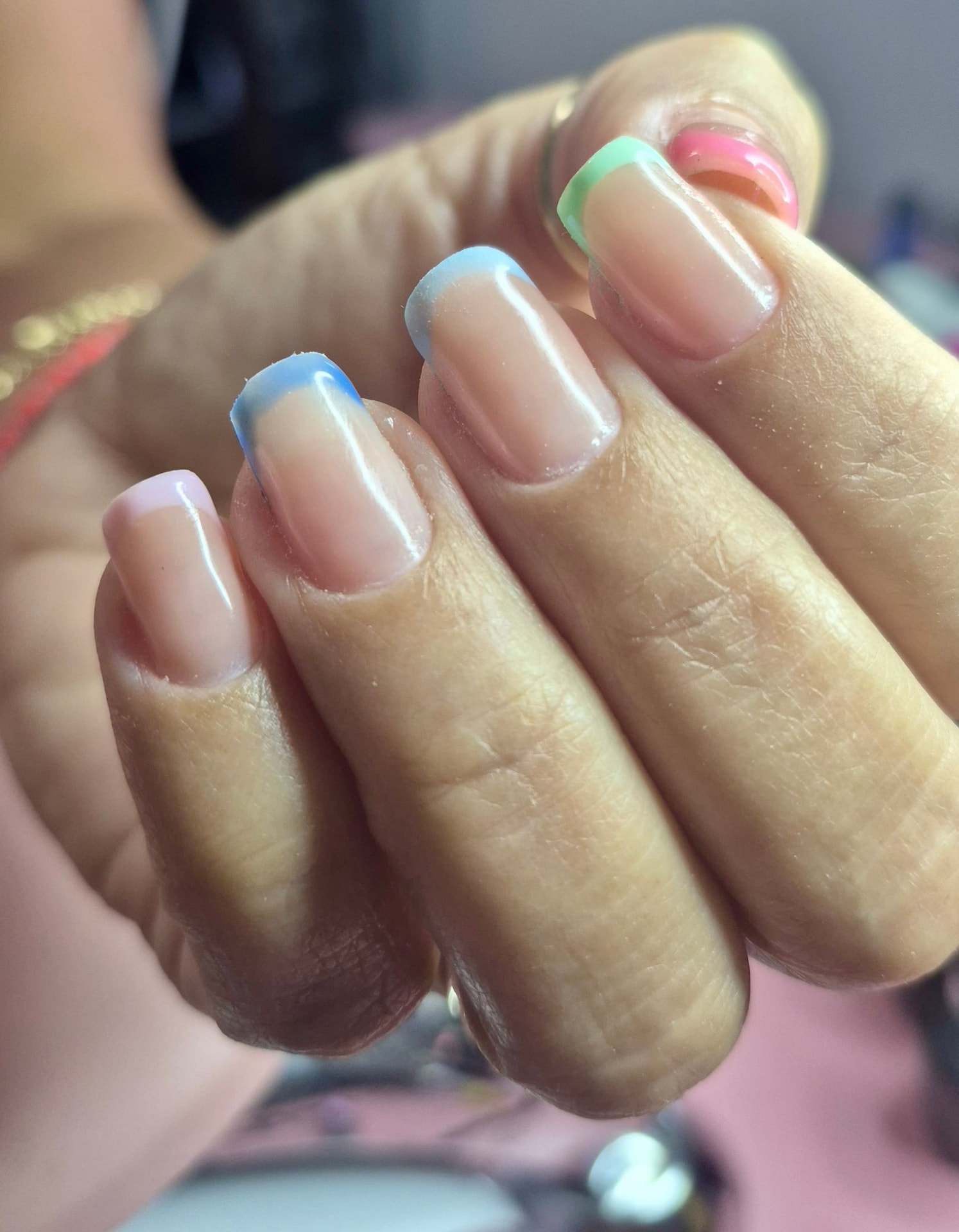 Francés de colores pastel en uñas cortas